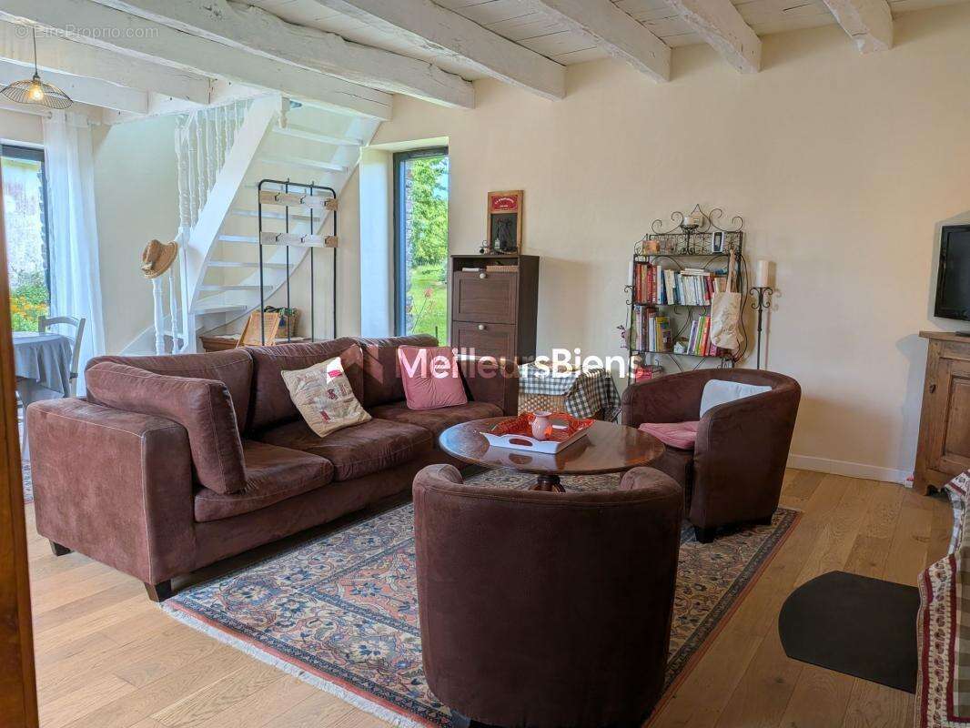 Charmante petite maison 2 chambres sur 800 m² terrain - Garage - photo 7