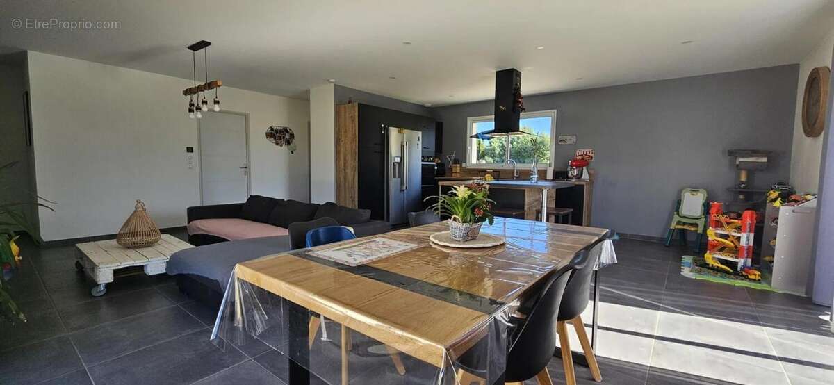 Maison à COURS-DE-PILE