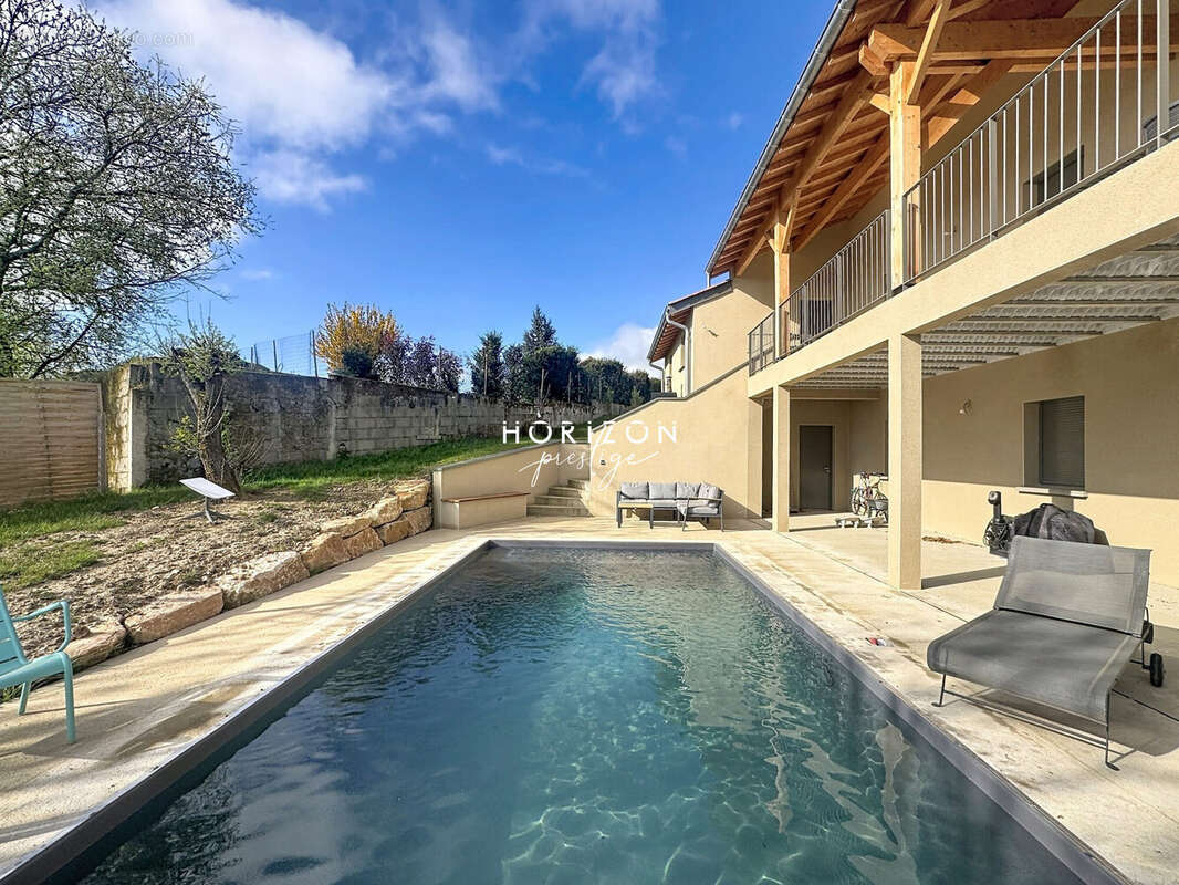 Maison à SOLUTRE-POUILLY