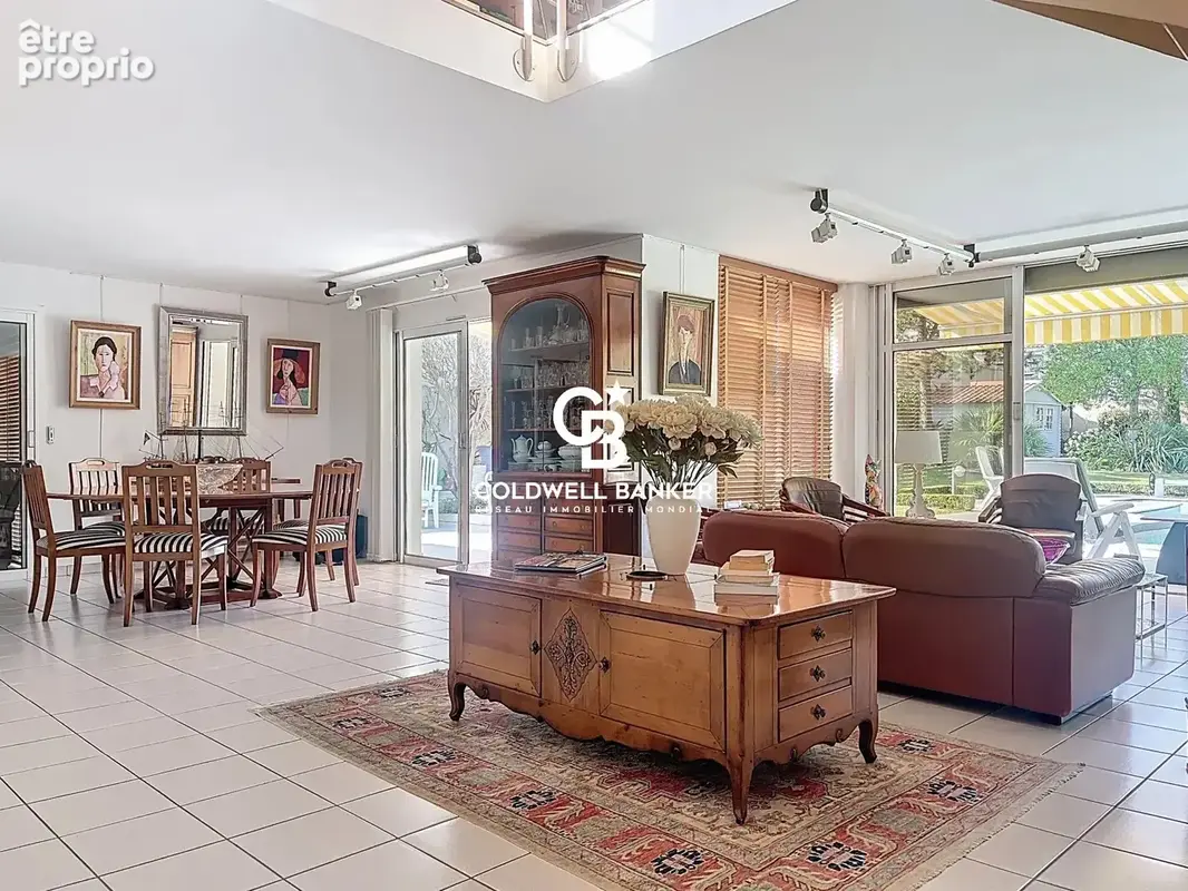 Une Oasis Confidentielle avec Piscine et Garage au Cœur de La Rochelle - photo 4
