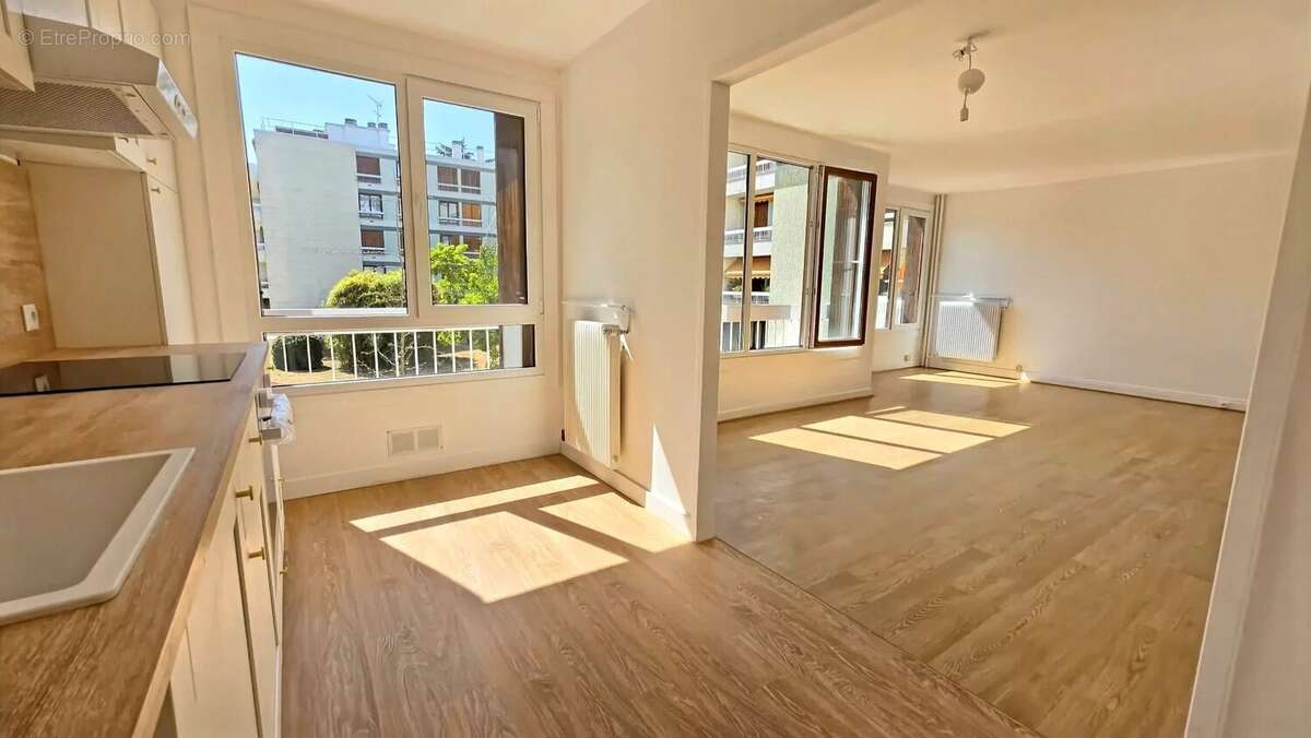 Élégant appartement familial de 80 m² entièrement rénové avec cave, stationnement et garage - photo 4
