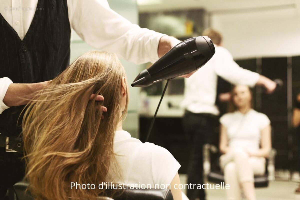 SALON DE COIFFURE MIXTE  BARBIER - Autre à RUMILLY