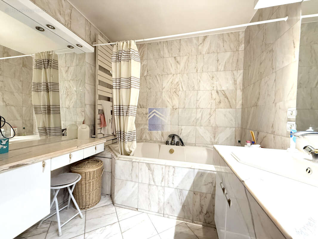 Appartement à COURBEVOIE