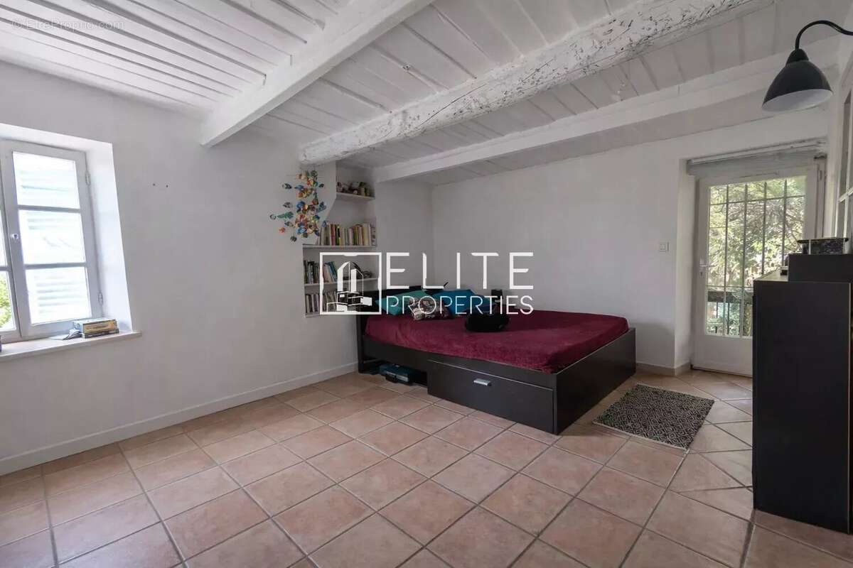 Grasse : Maison de Maître avec Potentiel Constructible Majeur ! - photo 18