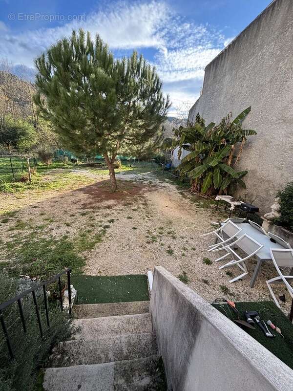Appartement à MEYRANNES