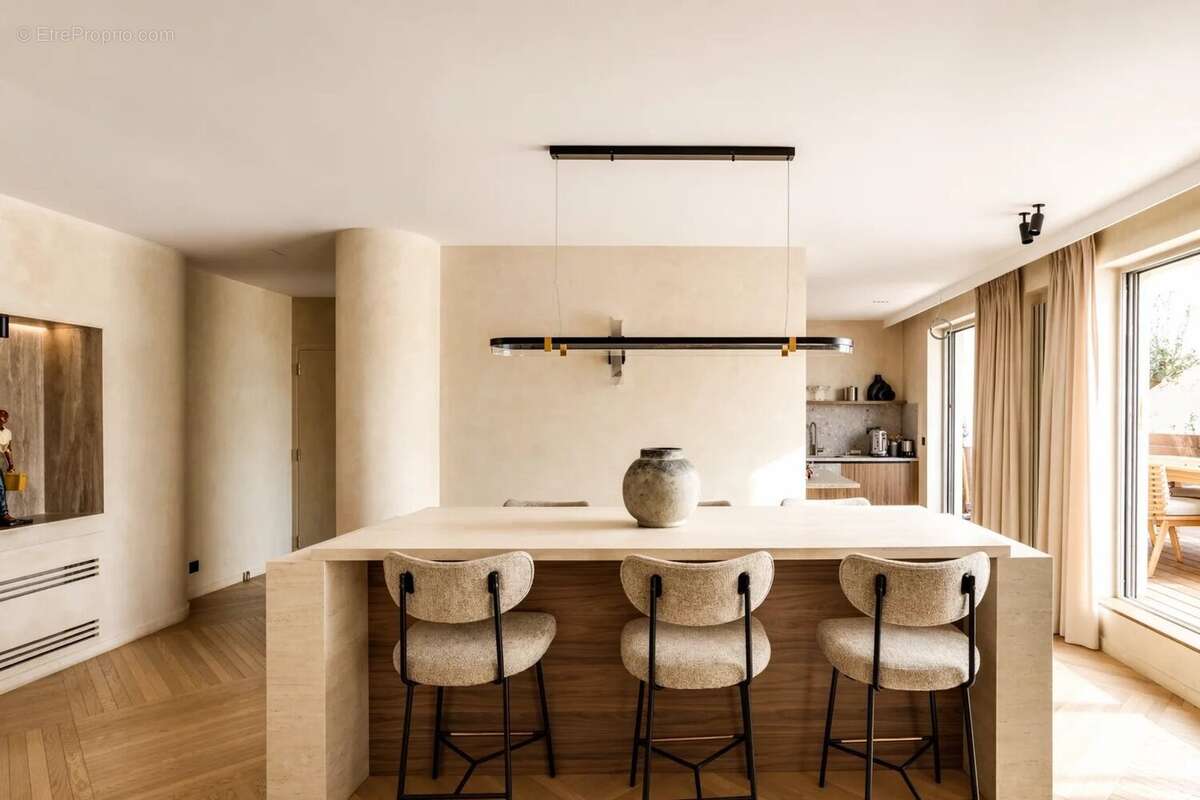 Appartement à PARIS-16E