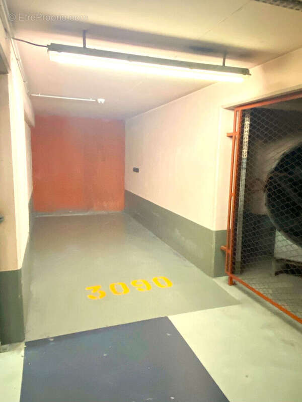 Parking à PARIS-16E