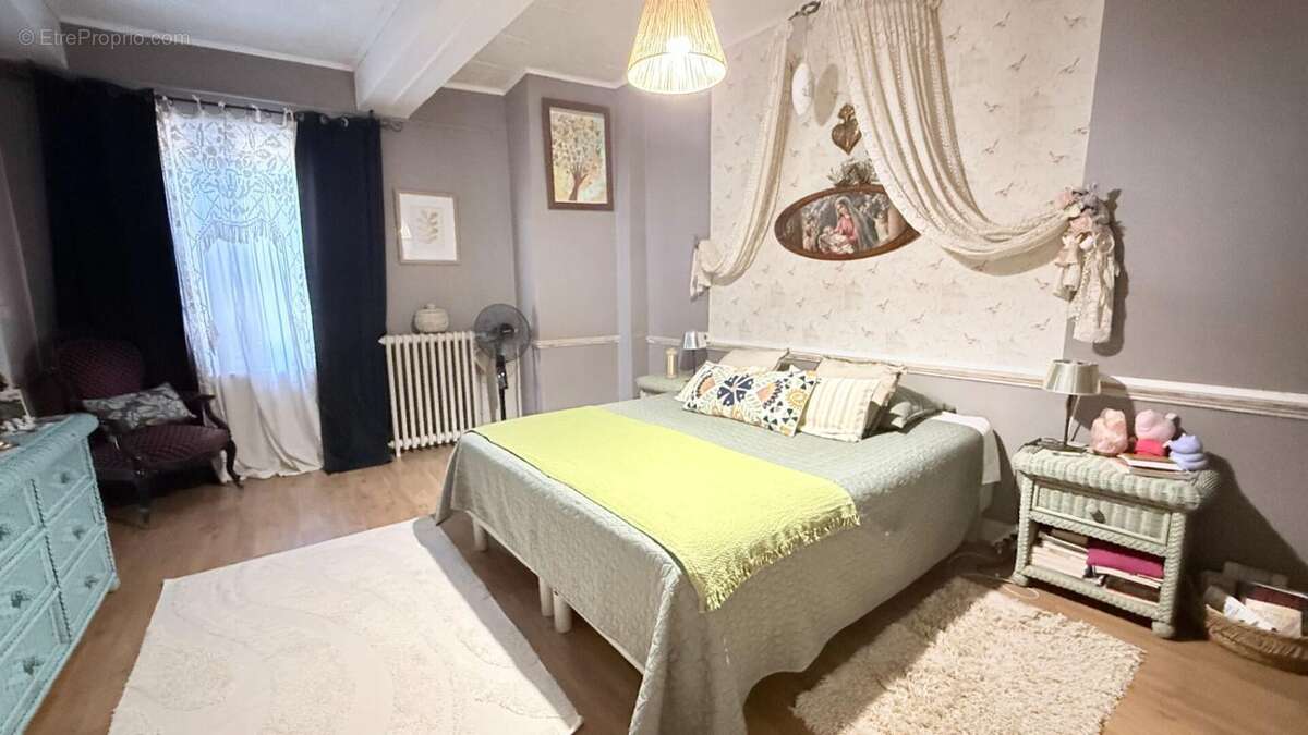 Demeure de caractère en pierres ! 320 m² habitables avec piscine sur une parcelle totale de 517m²+ Appartement T3 indépendant lo - photo 13