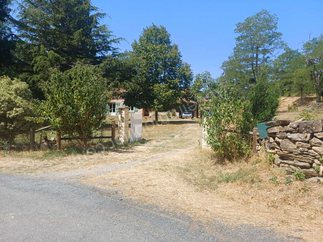 Villa avec garage et jardin sur 1,2 ha - photo 2