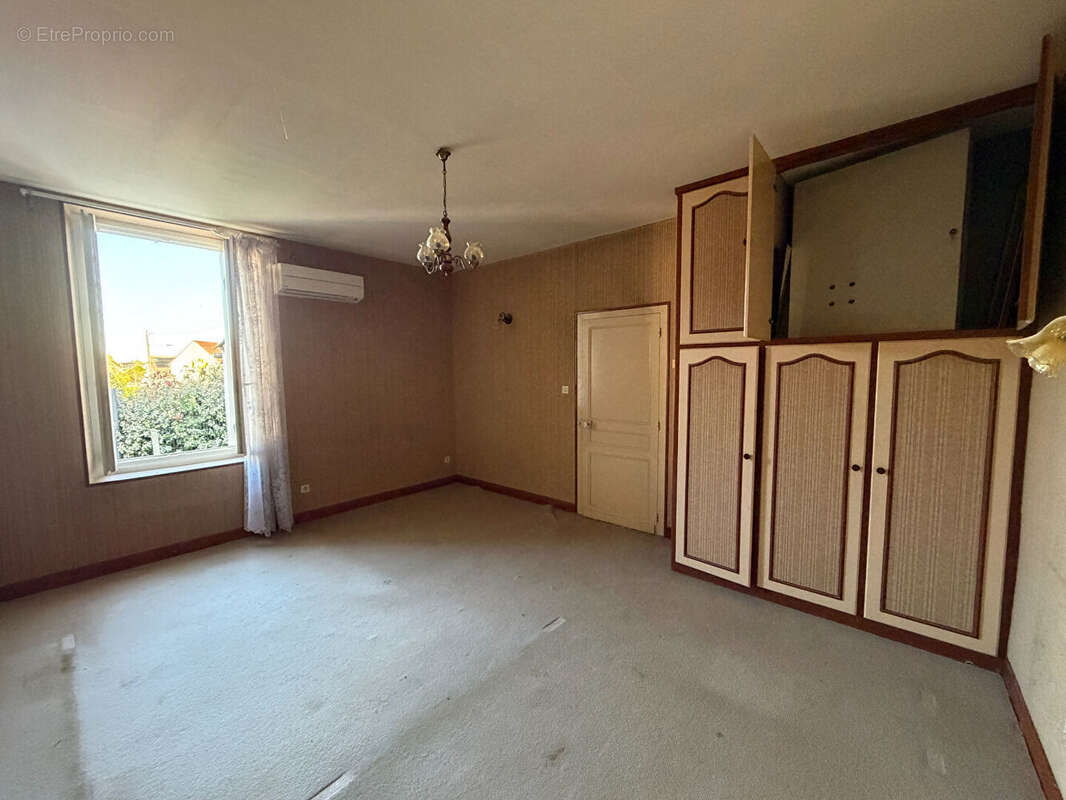 Maison à LA CHAPELLE-SAINT-URSIN