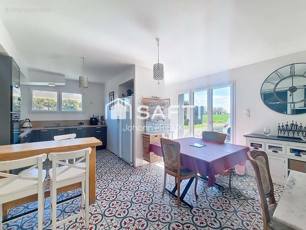 Maison 275 m² à Commes  - photo 2