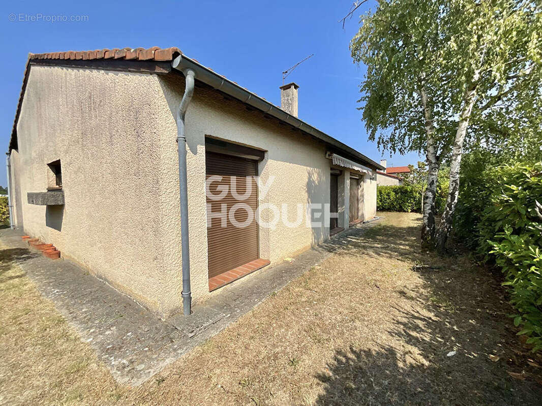 Maison T4 de plain-pied + combles aménagées sur une parcelle d'environ 499 m2 - photo 2