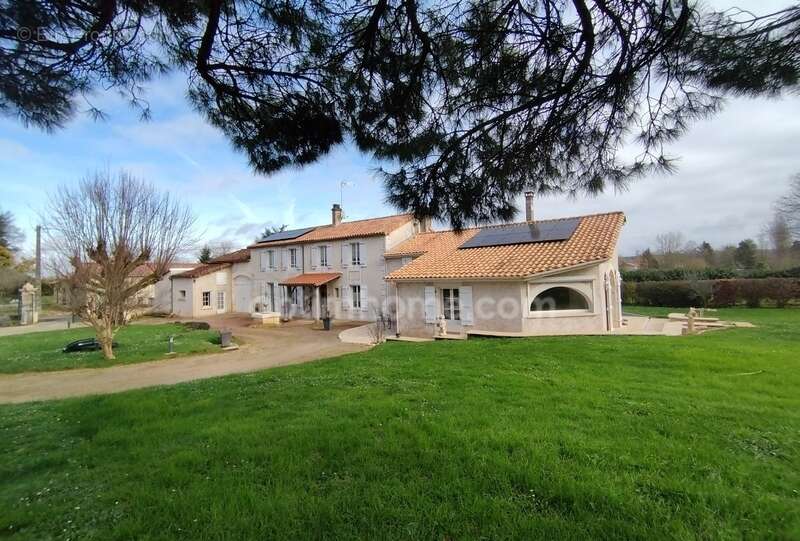 Charente, exceptionnelle ! A 10mn de La Rochefoucauld, maison 206 m², pièce de vie 70 m², grange, terrain clos 3602m² - photo 5