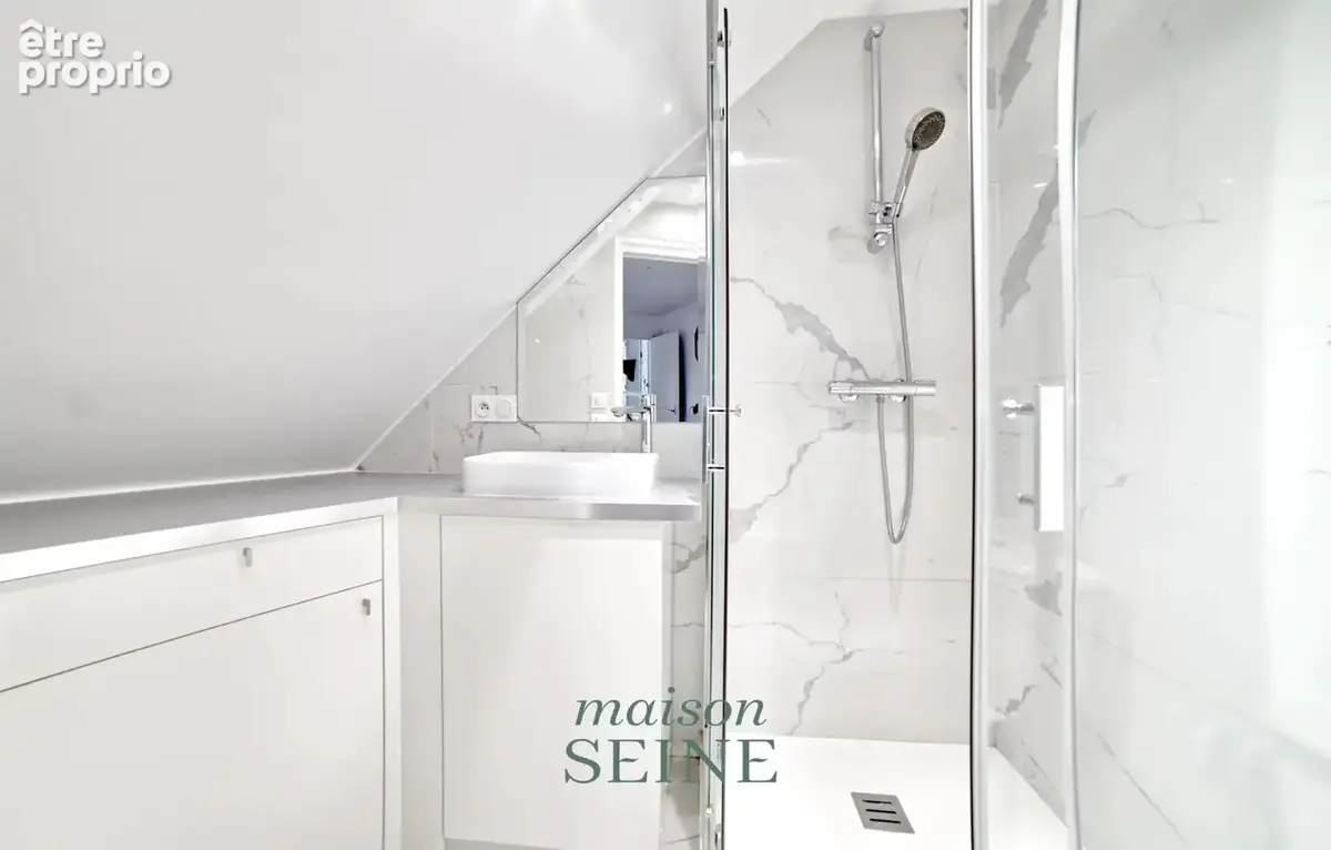 Exclusivité - Neuilly Mairie - Dernier étage - Appartement duplex deux chambres en parfait état - Vue dégagée - photo 12