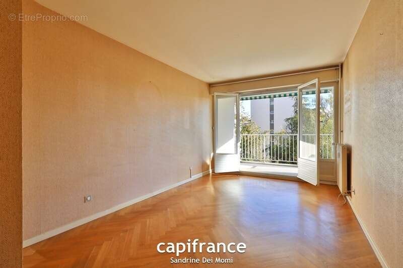 SAINTE FOY LES LYON - Bd de l'Europe- Appartement T3 de 68m² avec balcon, place de stationnement extérieure et cave - photo 4