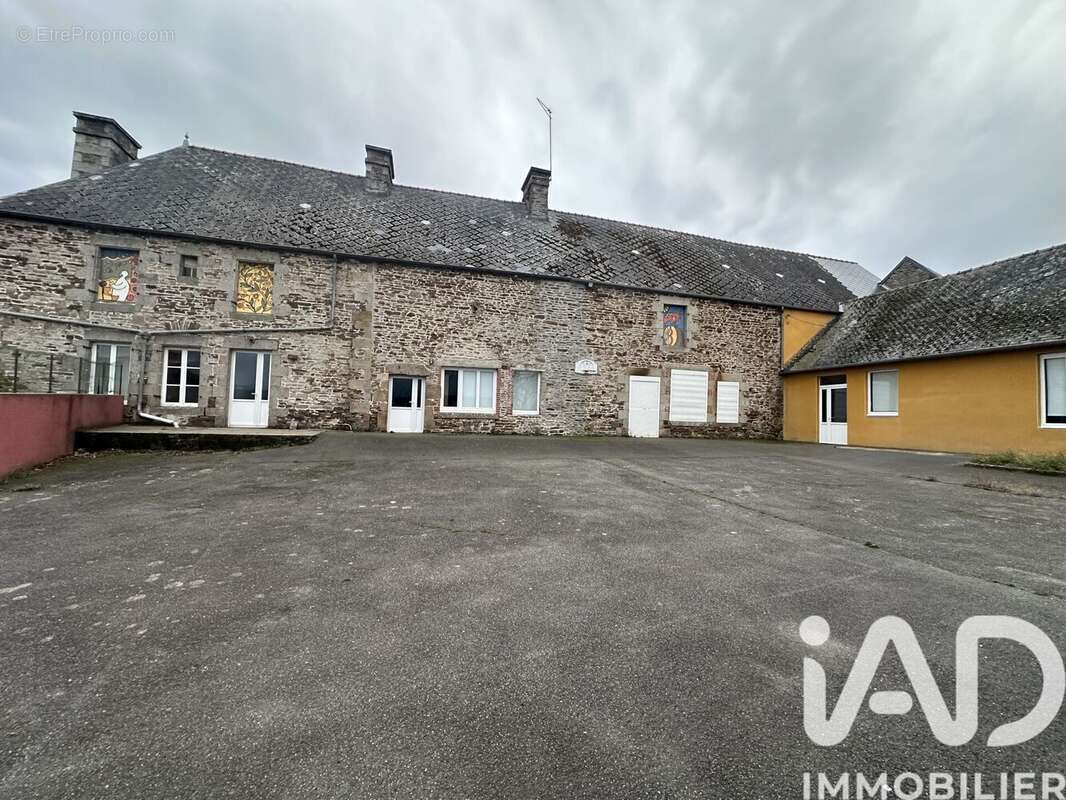 Maison 680 m² à Sougeal  - photo 3