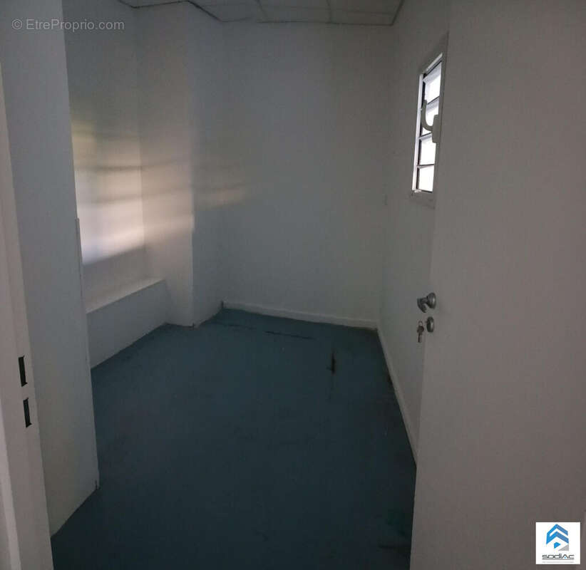 Commerce 101 m² à Saint-Denis  - photo 6