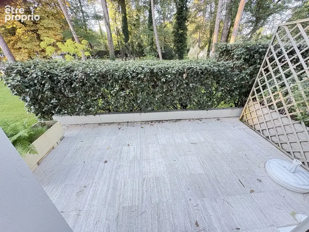 A deux pas du Palais des congrès dans une villa anglo-normande, beau studio avec terrasse et parking - photo 2