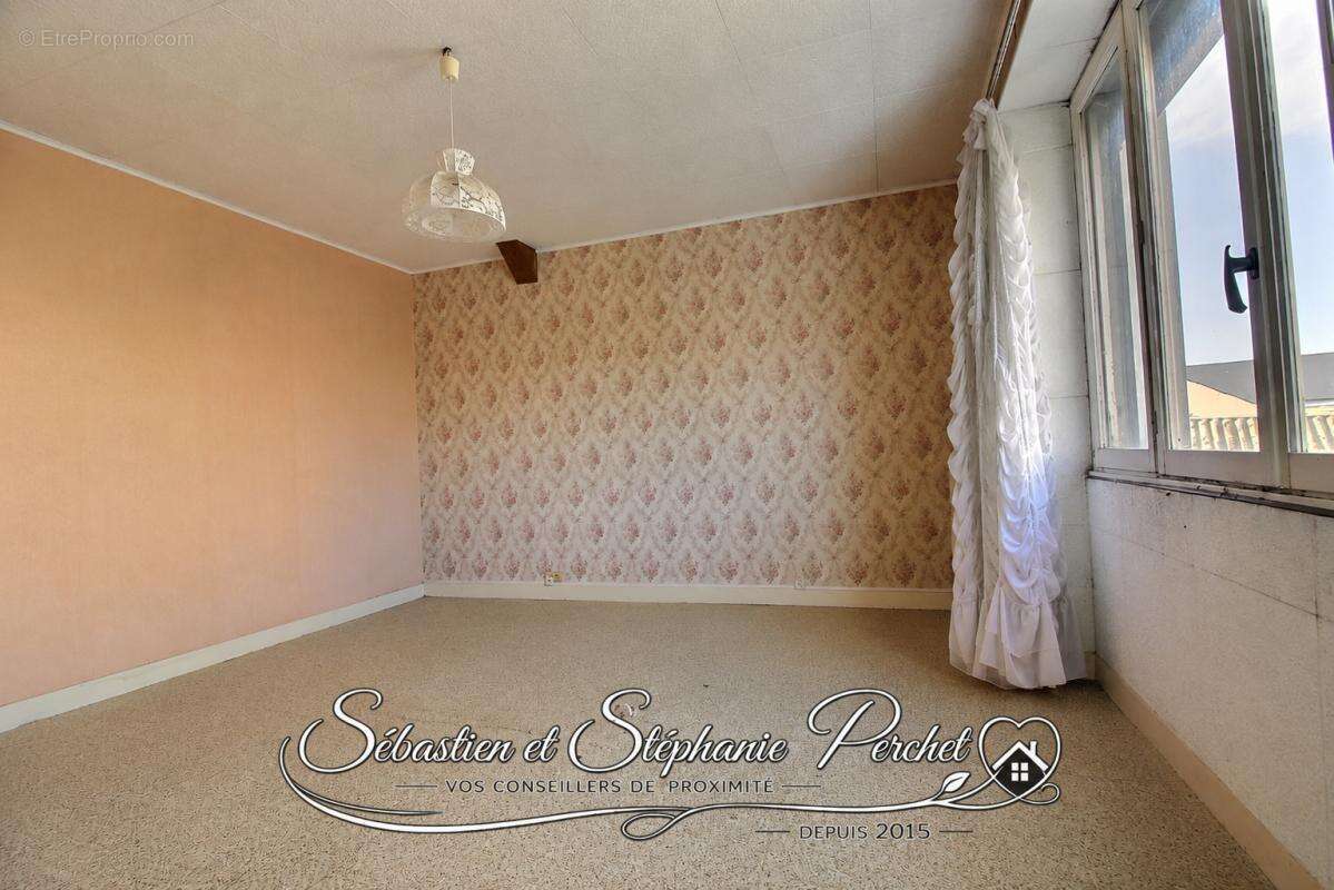 EXCLUSIVITÉ - Maison à rénover 3 chambres avec dépendances sur terrain d'environ 1042 m2 - photo 10