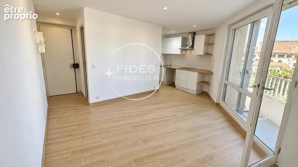 Marseille Saint-Charles — Studio rénové avec soin, balcon et climatisation, au dernier étage - photo 2