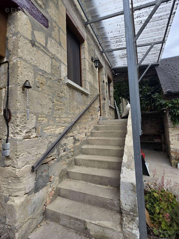 Quelques marches nous conduisent à l?entrée de la maison