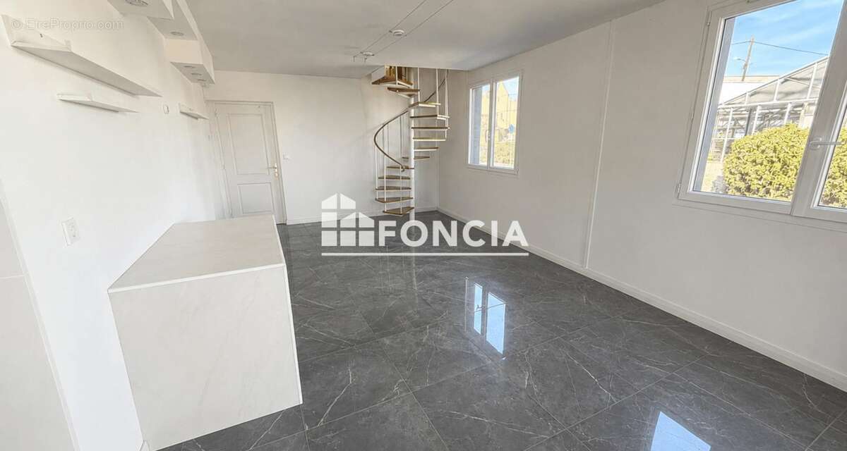 Bâtiment à usage professionnel avec bureaux et espace de stockage - photo 2
