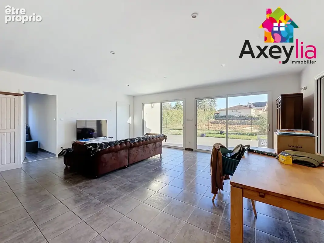A vendre - riorges - maison de plain-pied pmr avec quatre chambres, garage et terrain - photo 11