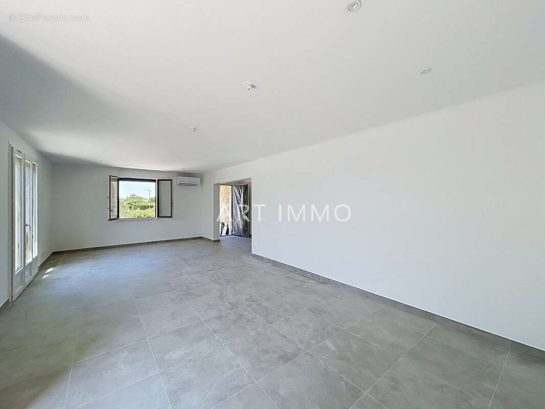 A vendre appartement trois chambres avec balcon. - photo 2