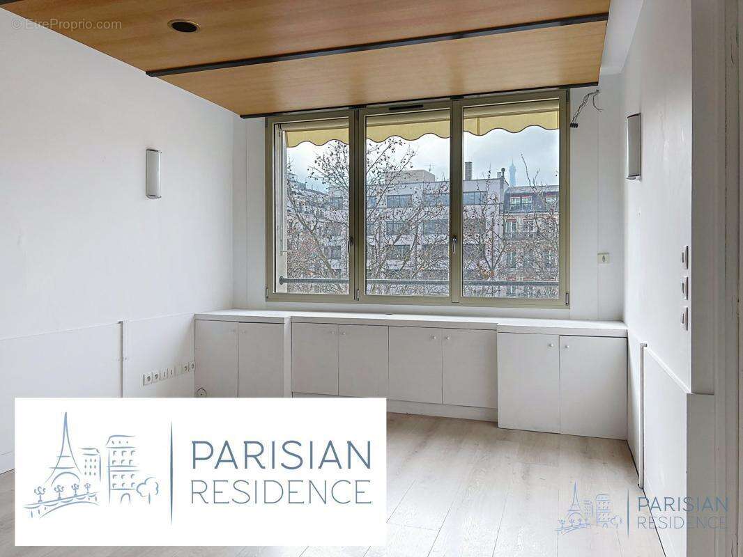 Commerce à PARIS-8E