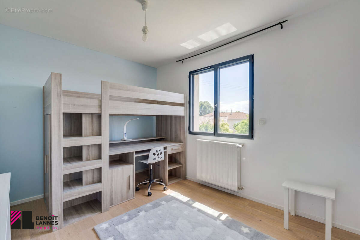 Maison 165 m² à La Salvetat-Saint-Gilles  - photo 7