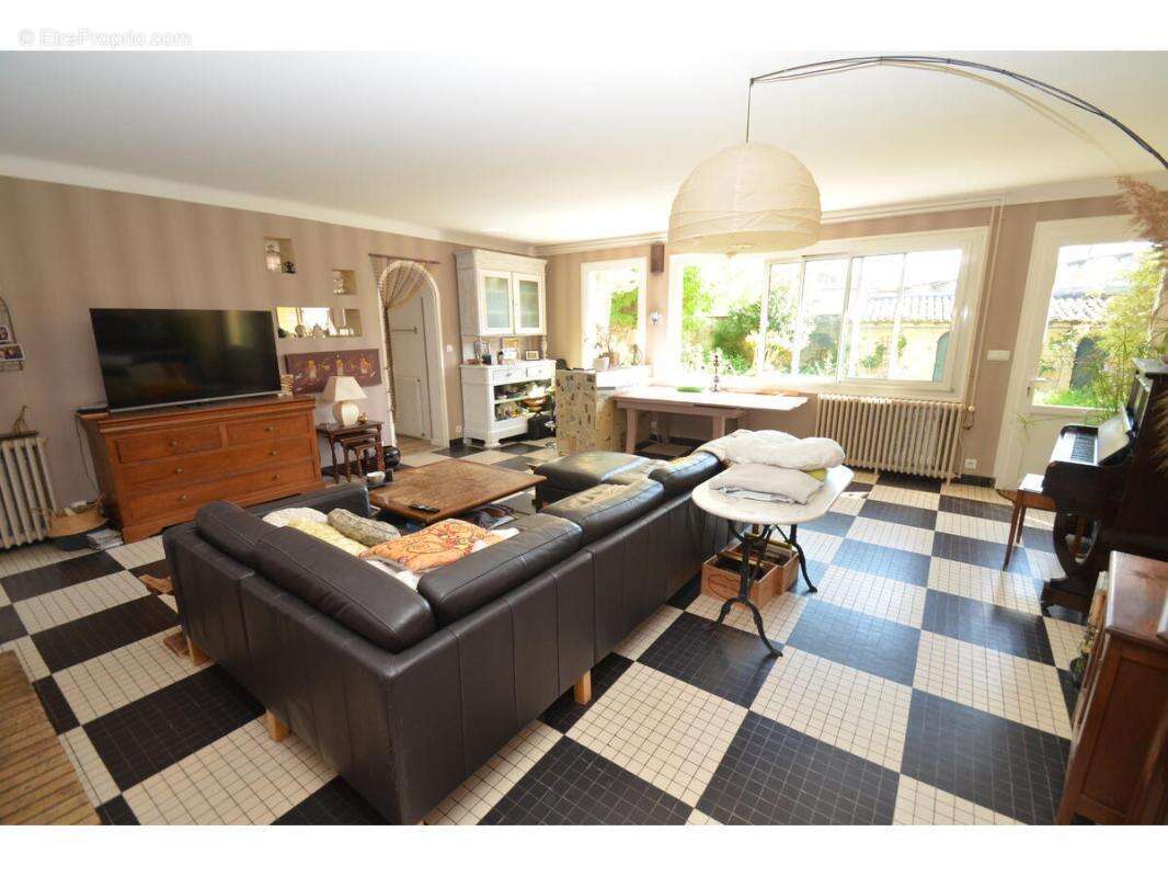 Maison à SAINT-MEDARD-DE-GUIZIERES