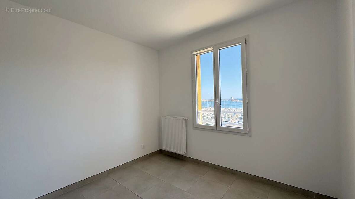 Appartement Type 3  Etat Neuf avec vue mer et port – Terrasse, parking, résidence sécurisée – Port-de-Bouc - photo 16