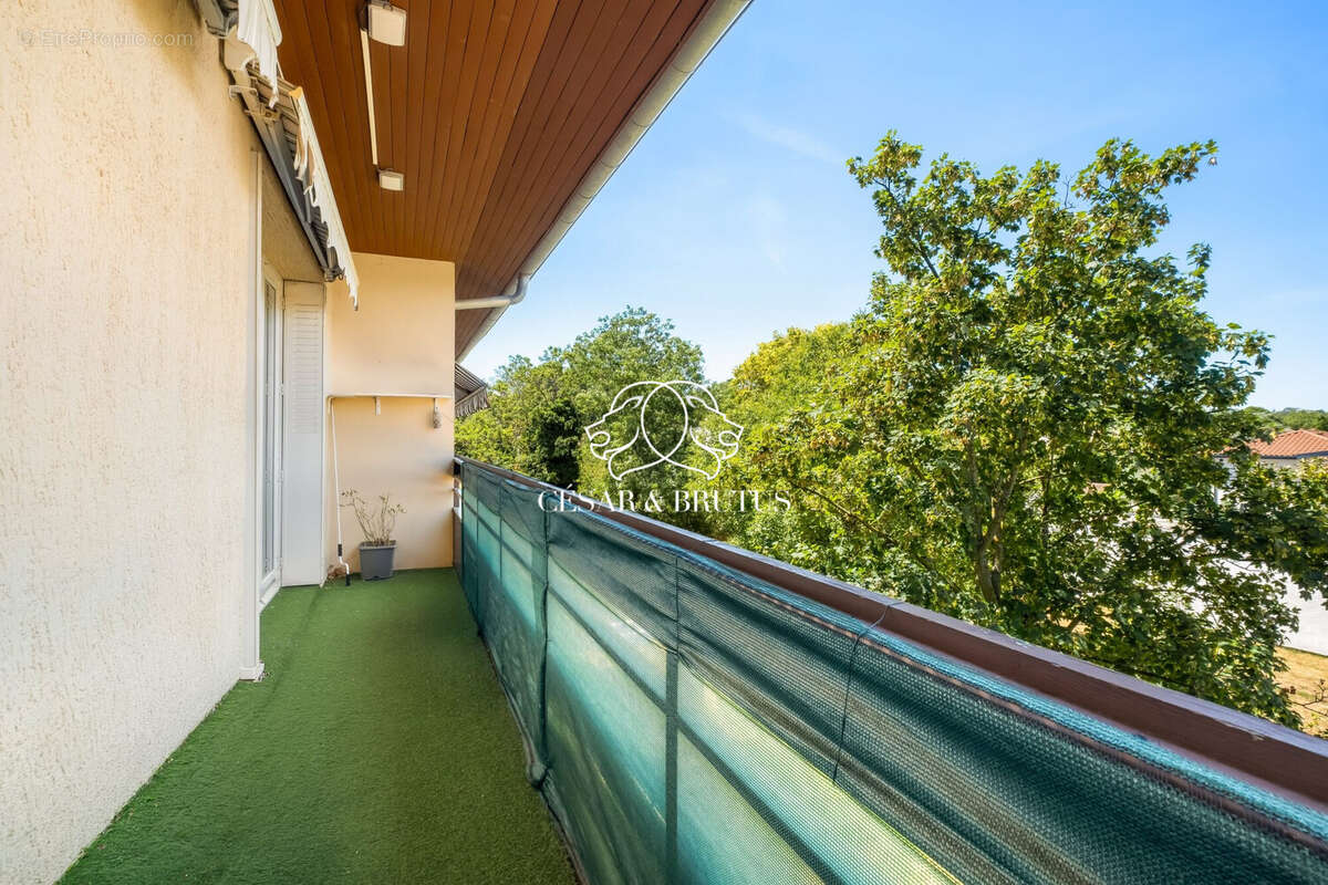Appartement 80 m² à Saint-Laurent-De-Mure  - photo 2