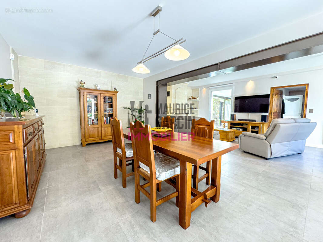 Maison à LA ROQUE-SUR-PERNES