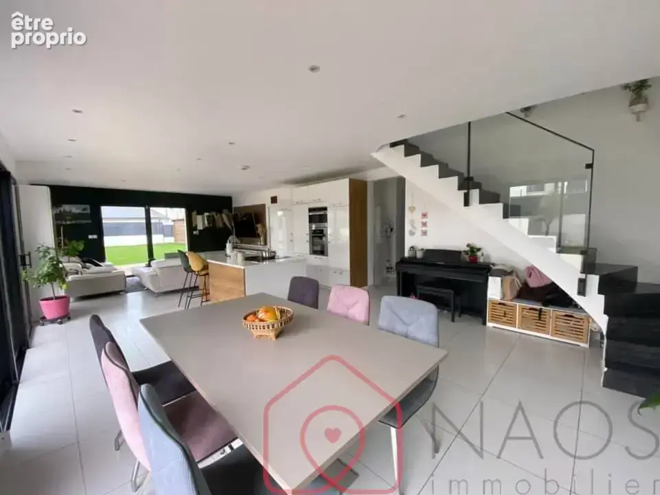 Jérôme Beuzet vous propose de découvrir cette belle villa contemporaine située à Pontivy dans un cadre privilégié - photo 2