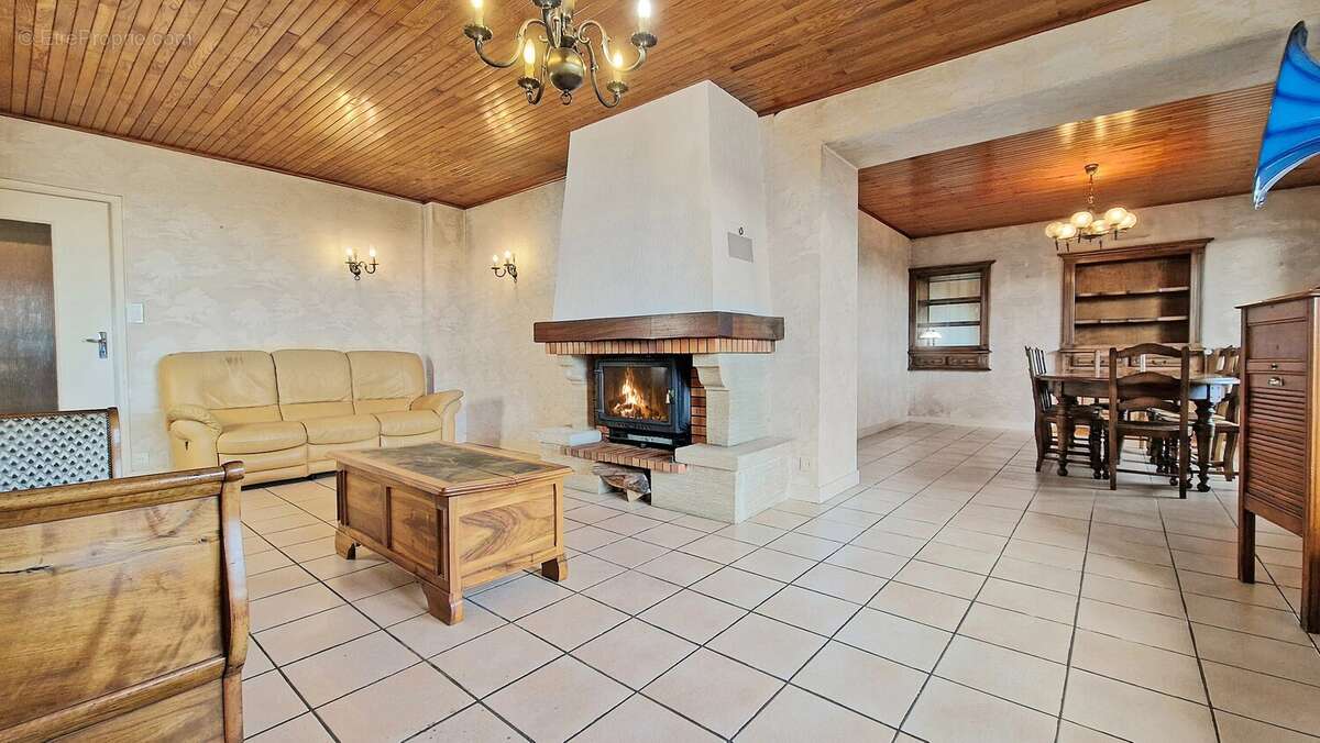 Maison à COLLONGES