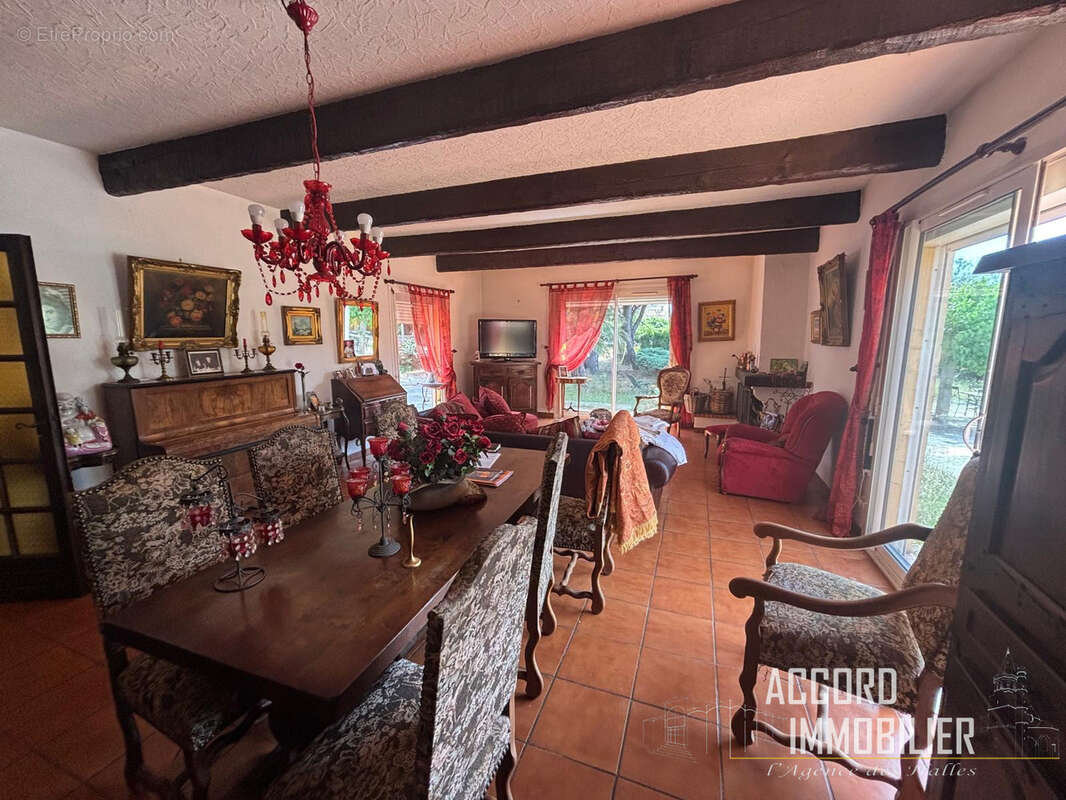 Villa de type f4 avec dependances sur un terrain de 2450m2 - photo 6