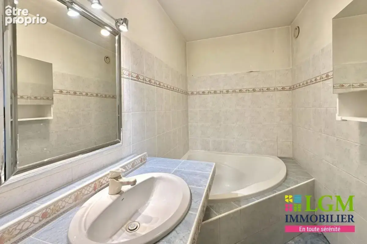 NÎMES - Spacieux appartement en rez-de-chaussée avec parking - photo 7