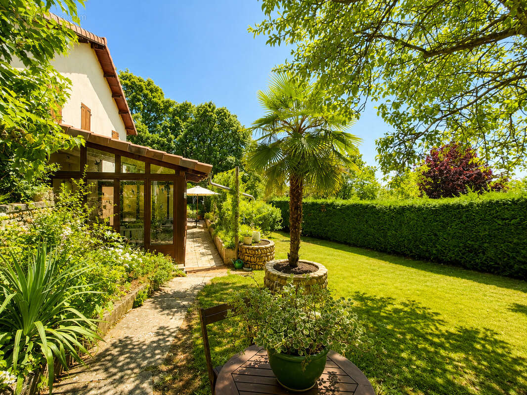Maison familiale aux volumes généreux avec piscine, dépendances et terrain de 1 400 m2 - photo 3