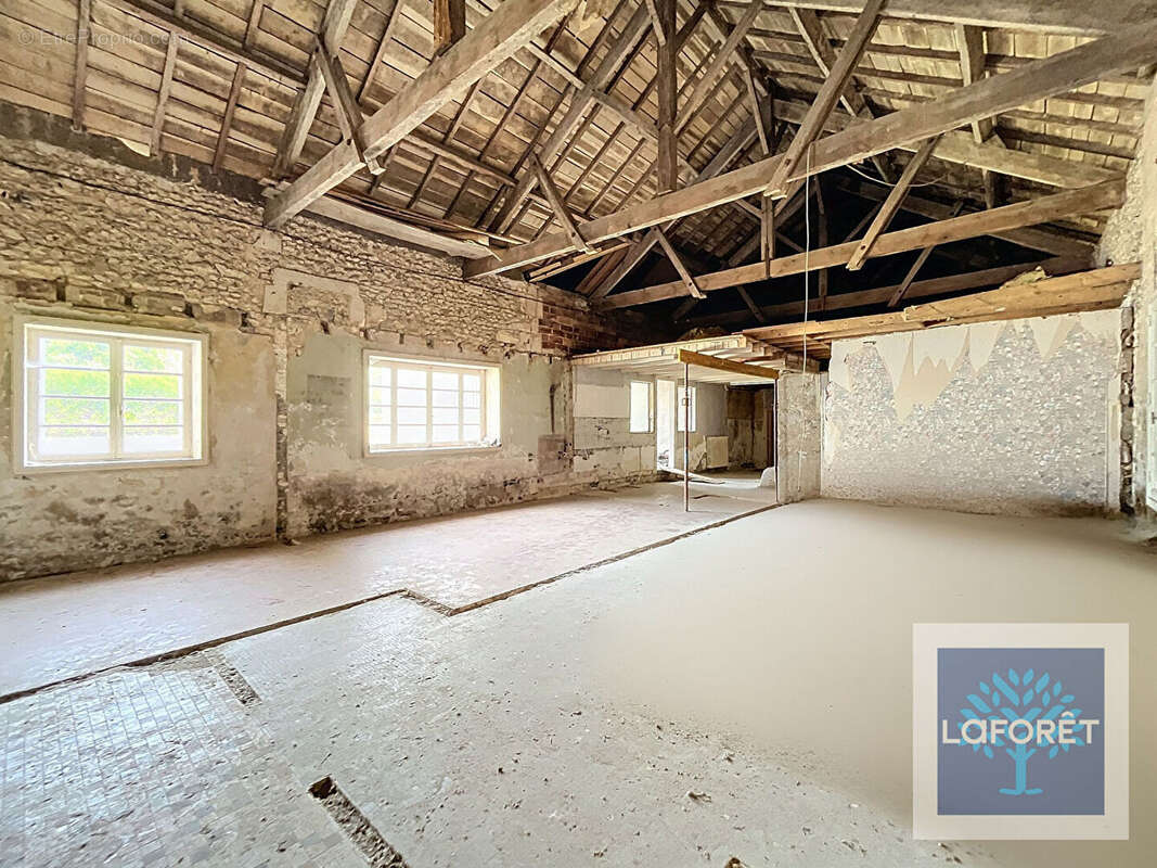 Maison de 210 m² sur 5 607 m² Proche Montendre et Jonzac - photo 2