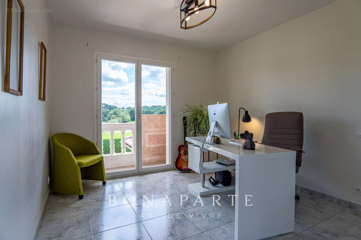 MONTARDON - Maison familiale rénovée avec piscine et vue dégagée - photo 12