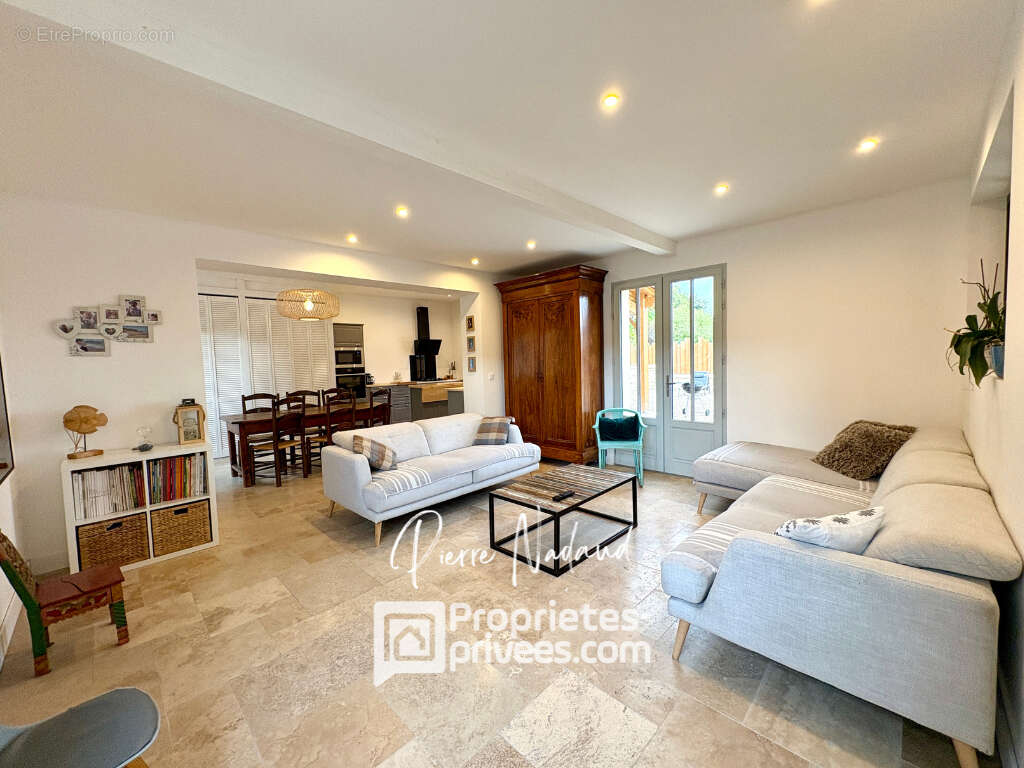 Maison à SAINT-MEDARD-DE-GUIZIERES