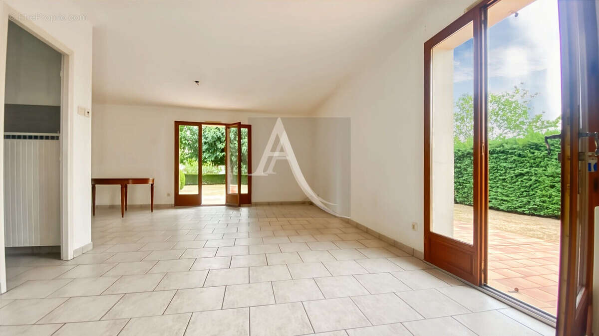 Maison de plain-pied avec jardin paysagé et dépendance à Saint-Vite - photo 12