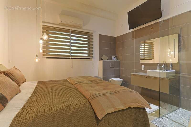 Magnifique PROPRIETE : Maison De Maître Et  Deux Dépendances (  17 Pièces / 400 M² )  Située à VERARGUES (34) DEDIEE A UN PROJET - photo 16