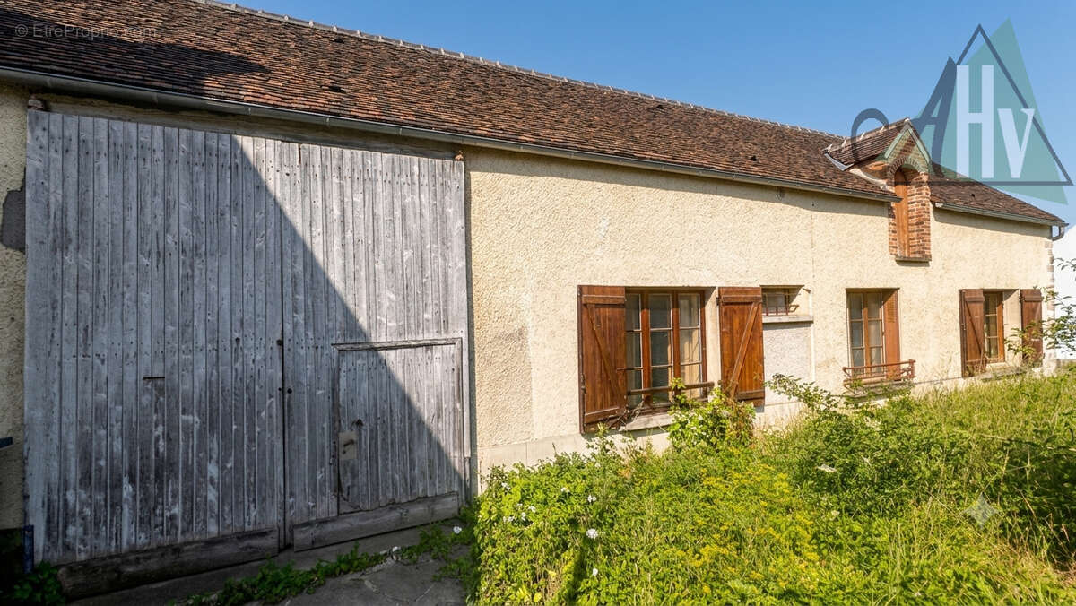 77 - VOULX, Magnifique longère en pierre de 195 m2, jardin de 1816 m2 et dépendances - photo 5