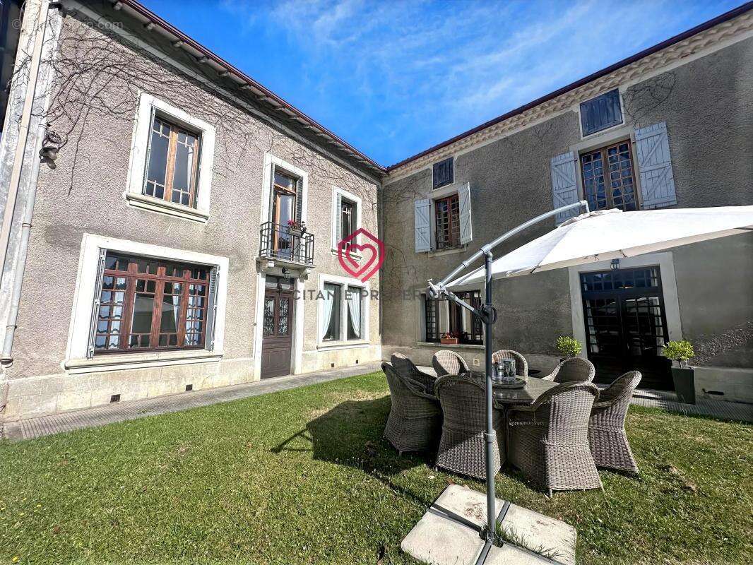 Magnifique maison de ville de caractère au cœur de Miélan,  dépendances et 3 000 m² de terrains - photo 8