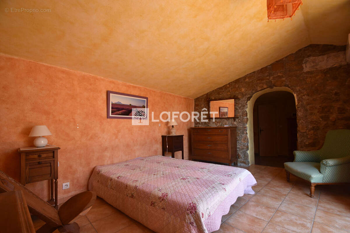 BERGERIE A FAYENCE  DANS UN HAMEAU  3+1pièce(s) 100 m2 avec 60m² de dépendances et très belle piscine - photo 13