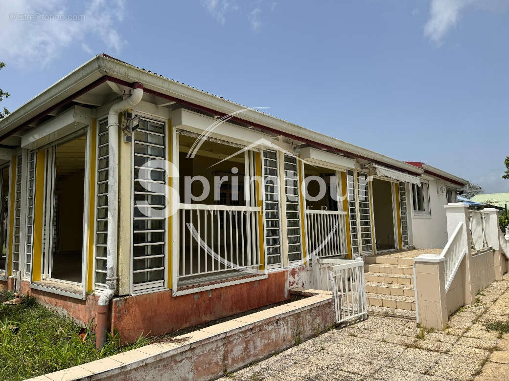 À VENDRE   BAIE-MAHAULT Villa Créole T6 avec Piscine sur Terrain de 1000 m2 - photo 6