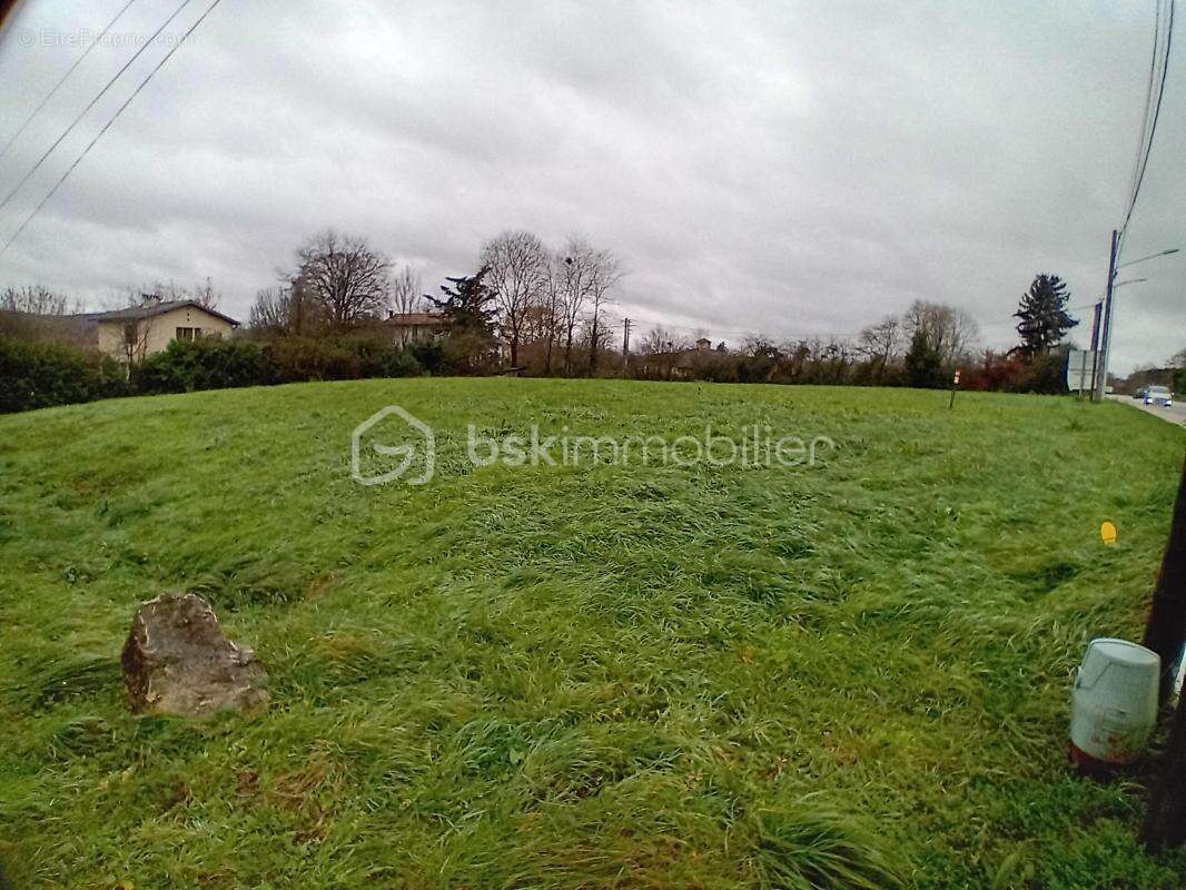 Terrain constructible de 2777m2 - photo 2