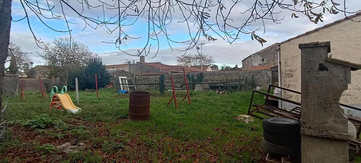 Maison à SAINT-GERMAIN-DE-MARENCENNES